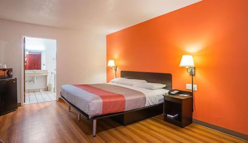 Deluxe King Room - Non-Smoking