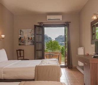 Triple Room Ground Floor with Garden & Meteora View 