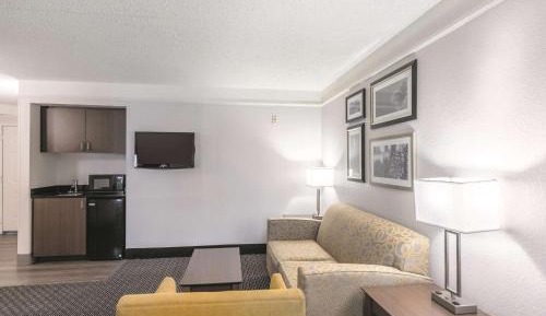One-Bedroom King Suite - Non-Smoking
