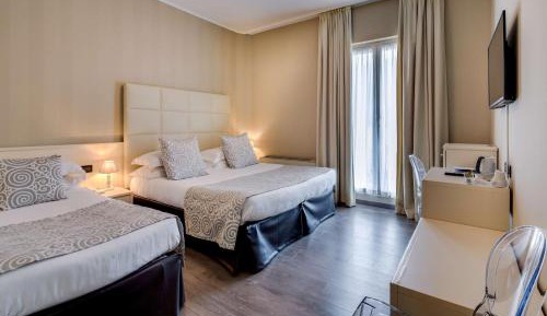 Standard Queen Room with Single Bed