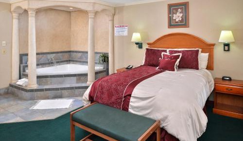 One Queen Bed Jacuzzi Suite Non-Smoking