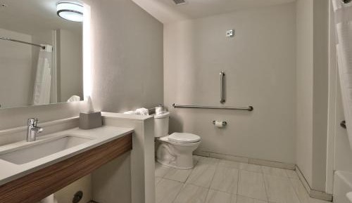 Deluxe King Room - Mobility Access Roll in Shower/Non-Smoking