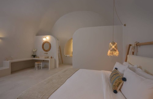 Megalochori House | 3 bedroom Family Cave Apartment with terrace, by Element Suites