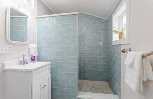Wolcott House | Relaxing Bayfront Home