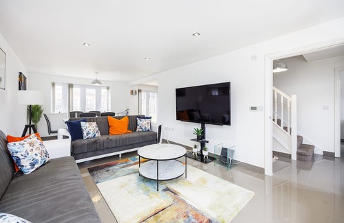 Acresford House | Stunning Coventry House for the Larger Group with Parking and Hot Tub