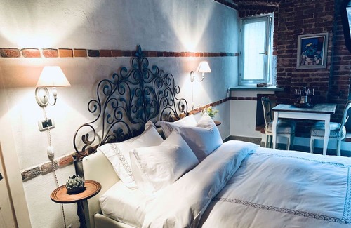 Gassino Torinese Bed & Breakfast | Suite del Camino - country chic with heated whirlpool in the garden
