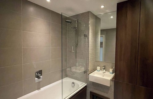 Woodberry Down Apartment | Bright 2BD Flat w/Private Balcony - Manor House!