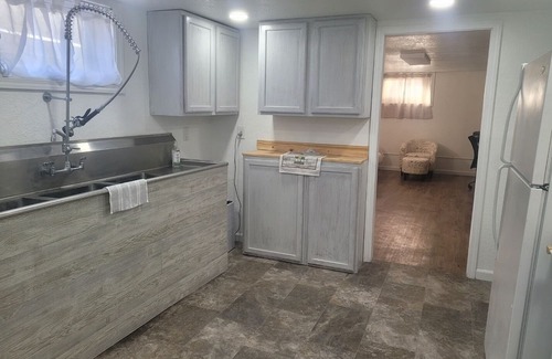 Torrington House | 2 apartments for price of 1. Entire house with lots of rooms. Pets welcome!