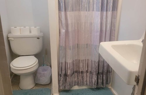 Torrington House | 2 apartments for price of 1. Entire house with lots of rooms. Pets welcome!