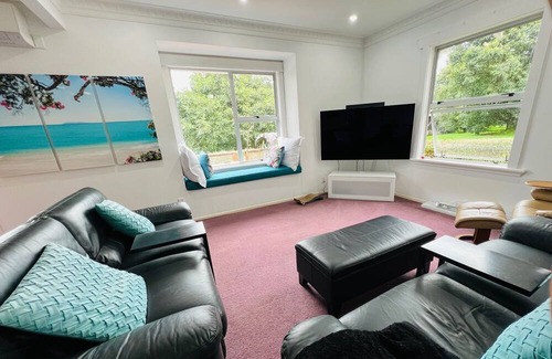 Waitao House | Spacious bungalow set in an avocado orchard.