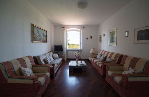 Donoratico Apartment | Apartment nestled in the countryside 5 minutes drive from the Sea