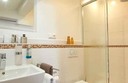 Eggstatt Apartment | Double room comfort 20-24m² with south-facing balcony, seating area, shower/toilet