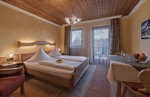 Eggstatt Apartment | Double room comfort 20-24m² with south-facing balcony, seating area, shower/toilet