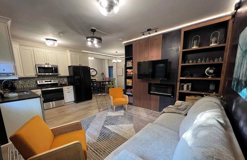 Buechel Apartment | Funky and fun, secret room, board games. Sleeps 5