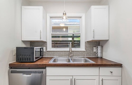 Biddleville House | QC Retro - Stylish 2-Queen bedroom townhome in Center City Charlotte