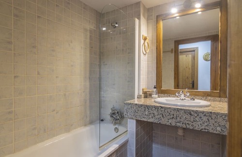 Esterri D'Aneu Apartment | Apartment 'Suites Spain Playa - Vaqueira' with Wi-Fi and Air Conditioning