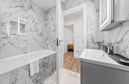 West Hendon Apartment | SERCASA ~ The Hyde ~ Hendon Station