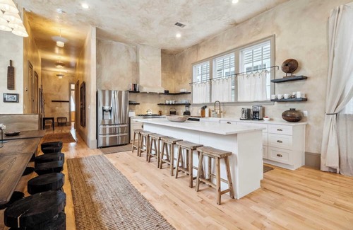 Faubourg Lafayette House | Bright Bohemian House w Heated Pool/Hot Tub