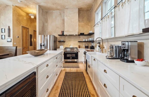 Faubourg Lafayette House | Bright Bohemian House w Heated Pool/Hot Tub