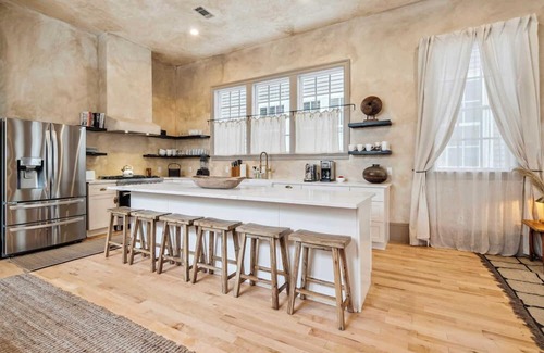 Faubourg Lafayette House | Bright Bohemian House w Heated Pool/Hot Tub