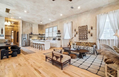 Faubourg Lafayette House | Bright Bohemian House w Heated Pool/Hot Tub