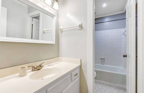 Green Hills Apartment | Modern Apartment in Prime Location (ID9248)