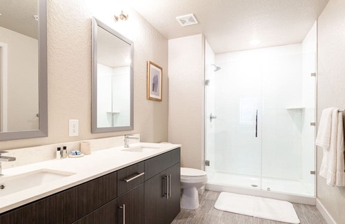 Biggar Apartment | Modern Apartment in Prime Location (ID8690X07)