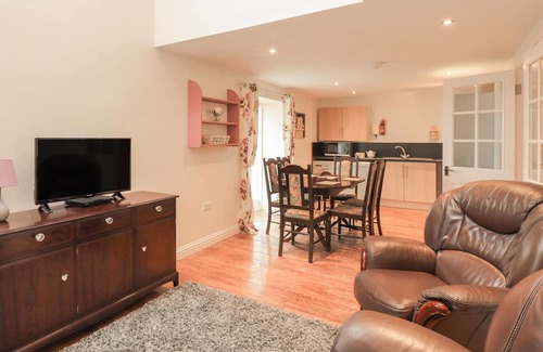 Palnackie Cottage | LINTIE COTTAGE, pet friendly, character holiday cottage in Dalbeattie