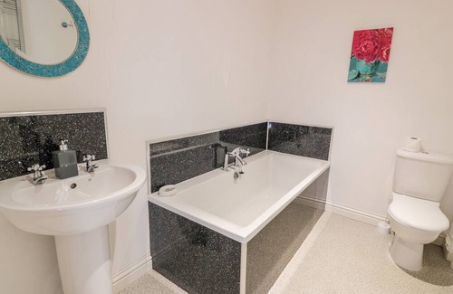 Palnackie Cottage | LINTIE COTTAGE, pet friendly, character holiday cottage in Dalbeattie