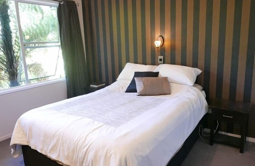 Hamilton House | Peaceful gully retreat set amoungst NZ native bush