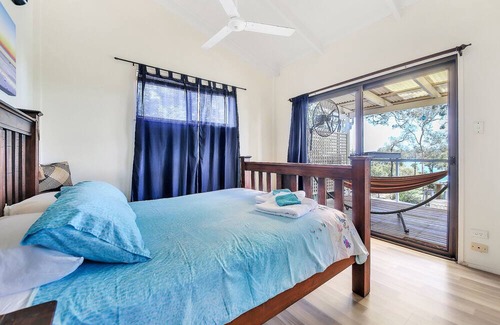 Brisbane Waterfront House | Pet and Family Friendly Peaceful Island W'front home, crabbing, kayaking, bikes