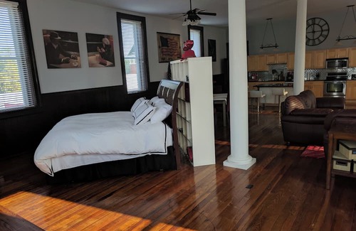Milan Apartment | Loft Near Perfect North Slopes, The Ark, Creation, and Hoosier Museums, Casinos
