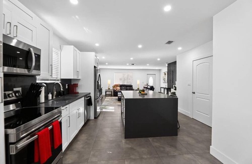 Hollywood House | Guitar House Poker Lounge Hard Rock