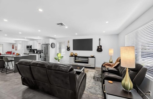 Hollywood House | Guitar House Poker Lounge Hard Rock