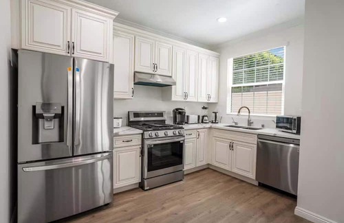 Mid Central Apartment | Elegant Pasadena Homew Patio Parking Near Old Town
