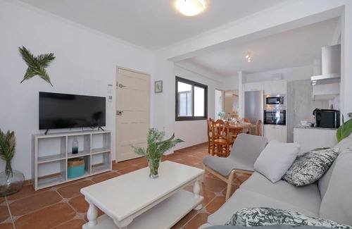 El Guincho Apartment | Rooftop View Escape 1 Min to Center Fast Wifi