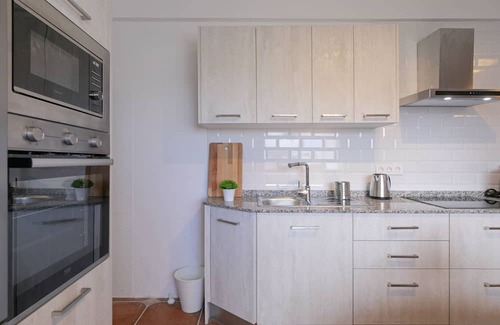 El Guincho Apartment | Rooftop View Escape 1 Min to Center Fast Wifi