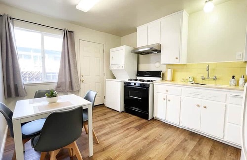 Campbell House | Campbell Cozy Bright 2B 1b AC Close to Downtown