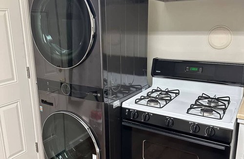 Campbell House | Campbell Cozy Bright 2B 1b AC Close to Downtown