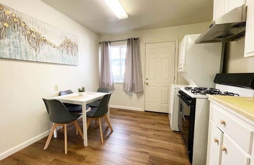 Campbell House | Campbell Cozy Bright 2B 1b AC Close to Downtown