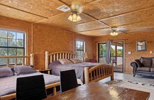 Mead Cabin | Lakeridge Lodge: Spacious Retreat for Celebrations, Groups & Gatherings