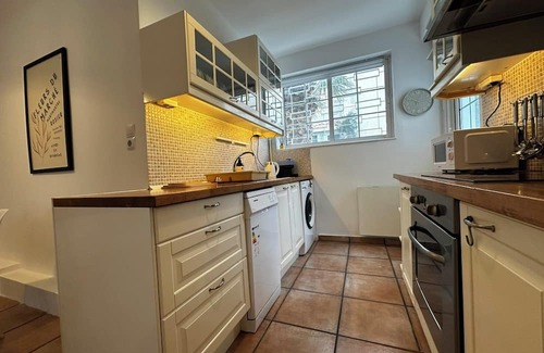 Filothei-Psychiko Apartment | 15 mins from Athens Acropolis. GALA House in Psychiko the safest area in Athens