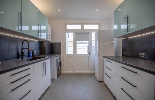 Portsmouth House | Stylish Refurbished 3-Bed Haven