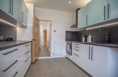 Portsmouth House | Stylish Refurbished 3-Bed Haven