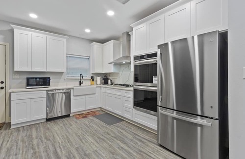 South Central Houston House | Modern and Peaceful Home near Downtown, Houston