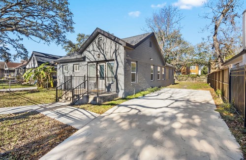 South Central Houston House | Modern and Peaceful Home near Downtown, Houston