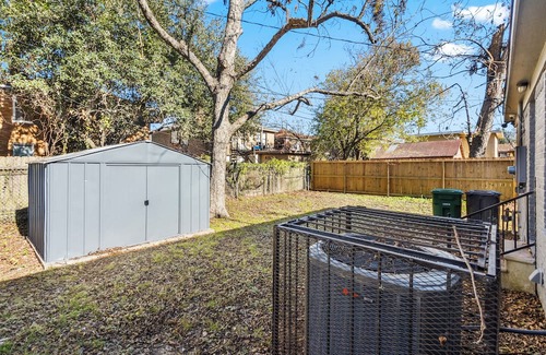 South Central Houston House | Modern and Peaceful Home near Downtown, Houston