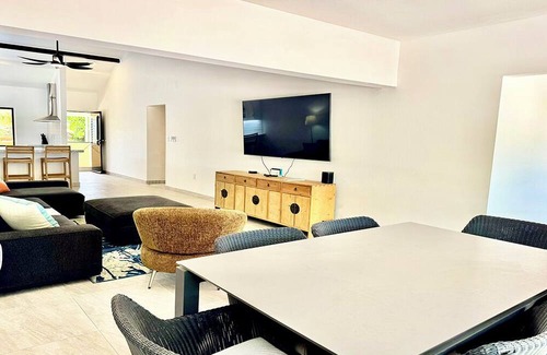 Kralendijk Condo | Stunning Oceanfront 2-Bed, High End Remodel, Luxury Furnishings, Sand Dollar A6