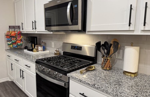 Wellborn House | Modern Aggie-Friendly Retreat - 15 mins to Kyle Field