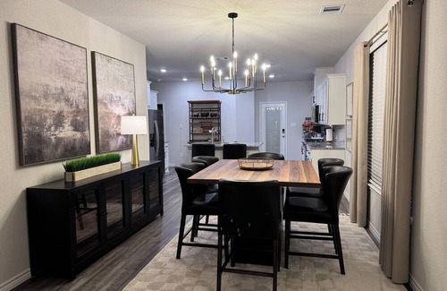 Wellborn House | Modern Aggie-Friendly Retreat - 15 mins to Kyle Field